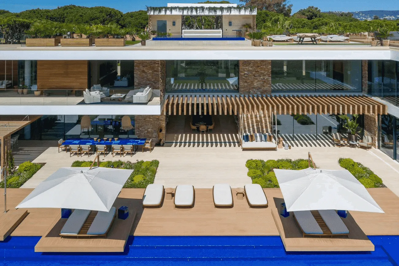 Villa with pool deck in Quinta do Lago
